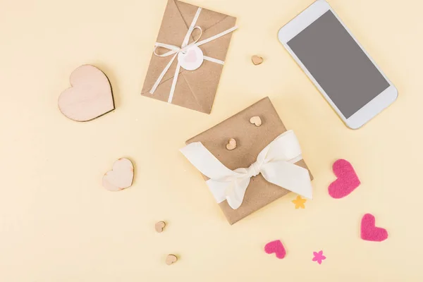 Luxe-geschenketui en smartphone — Stockfoto
