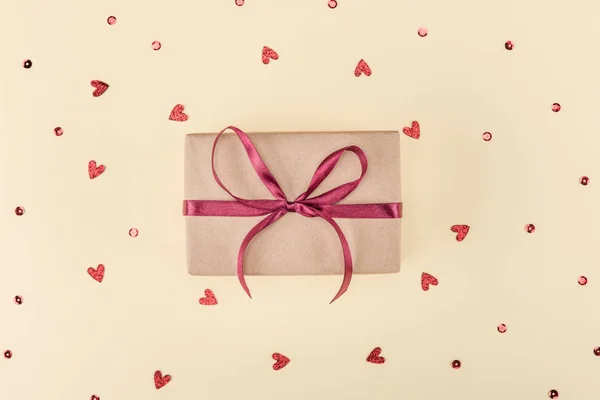 Caja de regalo y confeti — Foto de Stock