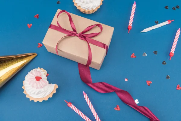 Caja de regalo y pasteles — Foto de Stock