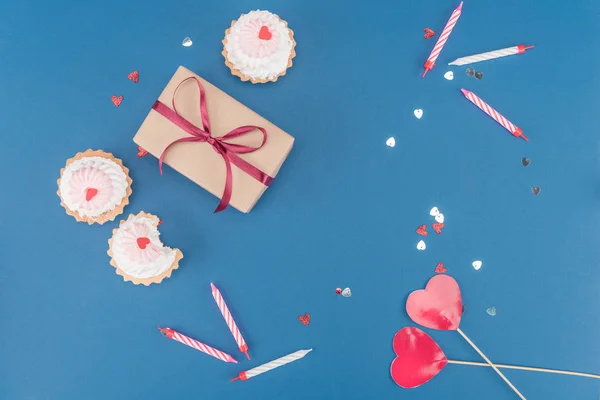 Gift box and cakes — Stock Photo, Image