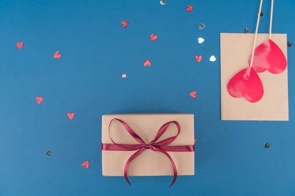 Gift box and confetti — Stock Photo, Image