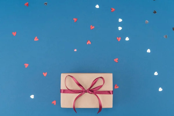 Boîte cadeau et confettis — Photo