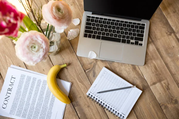 Спелый банан и ноутбук — стоковое фото