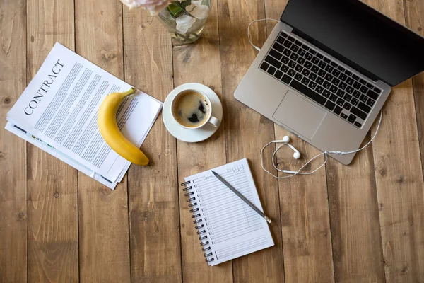 Ripe banana and laptop — Stock Photo, Image