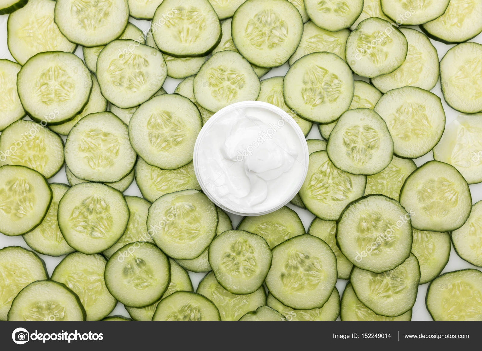 Cucumber face cream — Stock Photo © VikaKhalabuzar 152249014