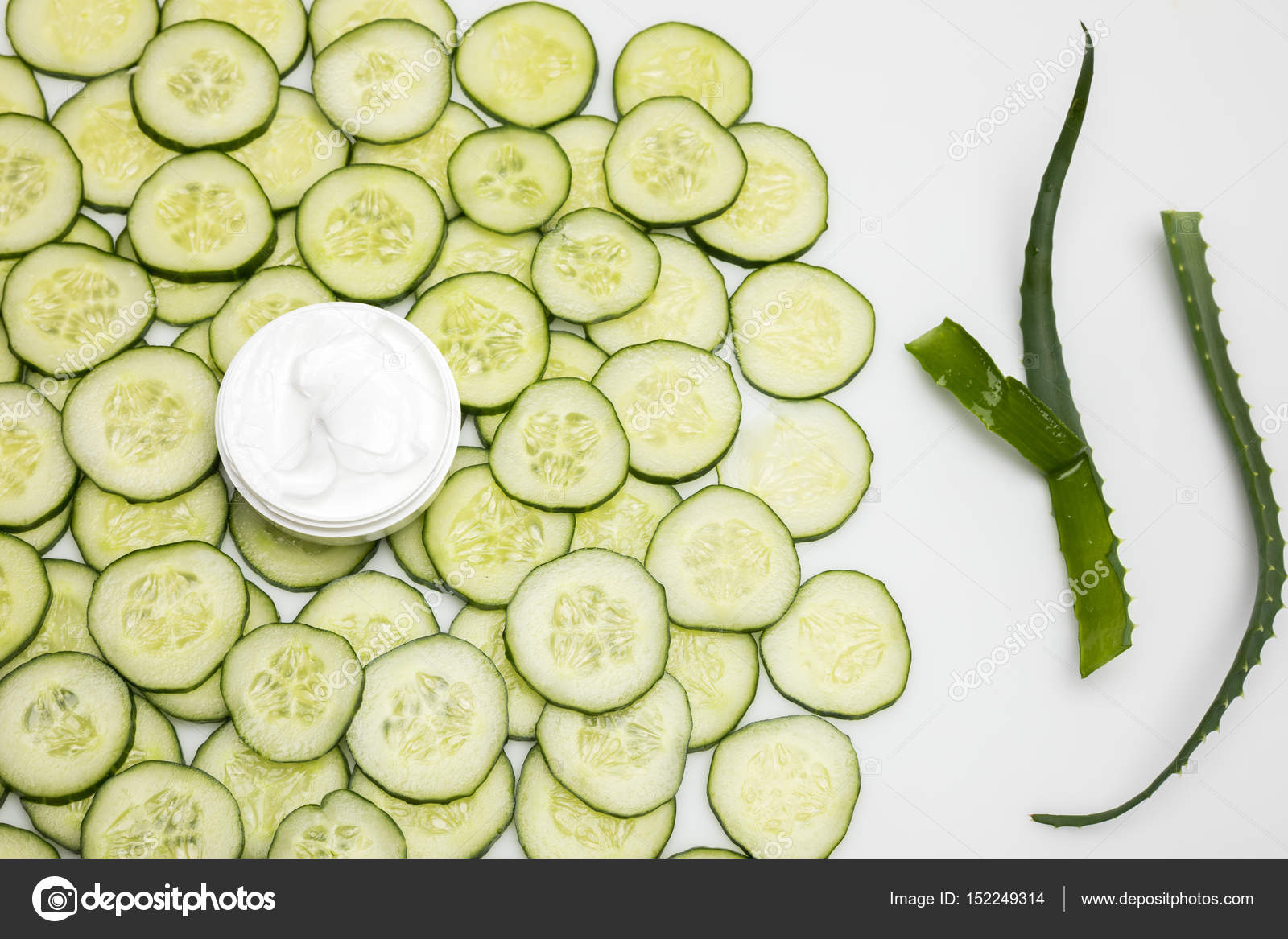 Cucumber face cream — Stock Photo © VikaKhalabuzar 152249314