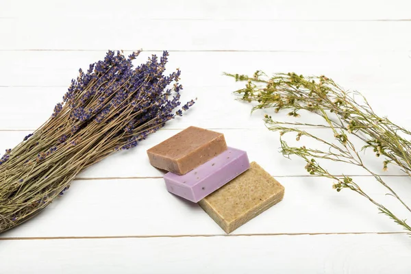 Zelfgemaakte zeep met gedroogde lavendel — Stockfoto