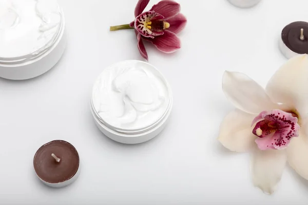 Bio-Creme mit Orchideen — Stockfoto