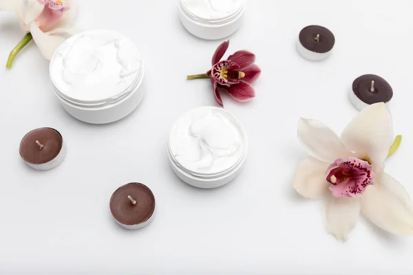 Organic cream with orchids — Stock Photo, Image