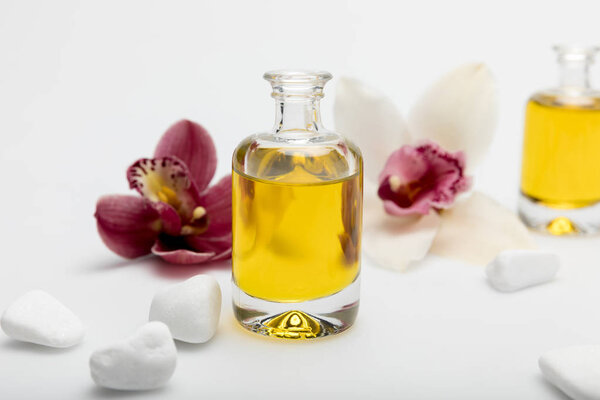Эфирное масло с орхидеями
