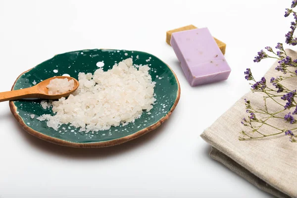 Домашнее мыло с сушеной лавандой — стоковое фото