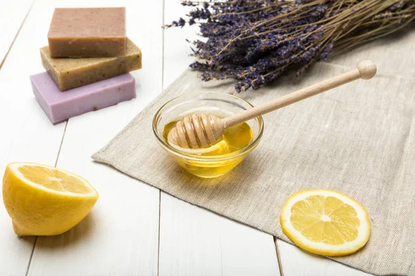 Zelfgemaakte zeep met lavendel en honing — Stockfoto