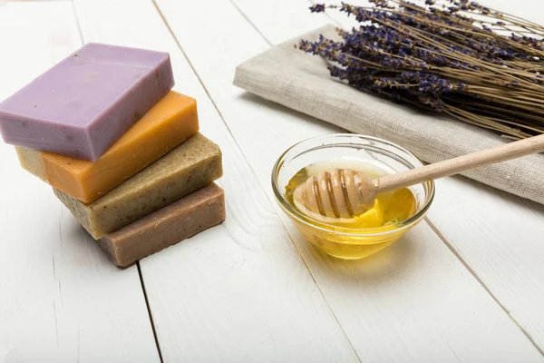 Zelfgemaakte zeep met lavendel en honing — Stockfoto