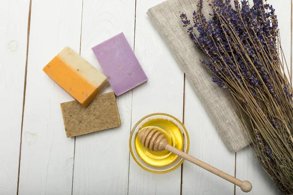 Zelfgemaakte zeep met lavendel en honing — Stockfoto