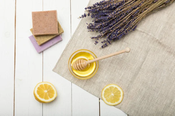 Hausgemachte Seife mit Lavendel und Honig lizenzfreie Stockbilder
