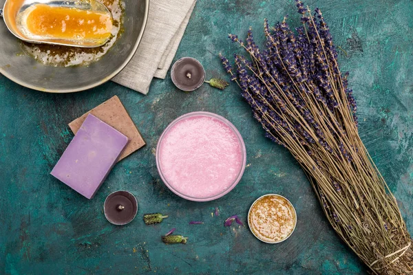 Zelfgemaakte zeep met gedroogde lavendel — Stockfoto