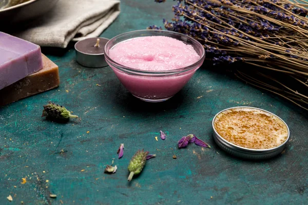 Zelfgemaakte zeep met gedroogde lavendel — Stockfoto