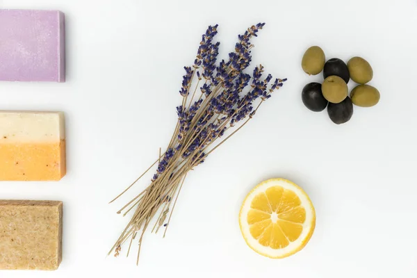 Sabão caseiro com lavanda seca — Fotografia de Stock