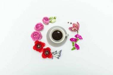 Güzel çiçekler ve kahve
