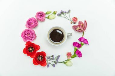 Güzel çiçekler ve kahve