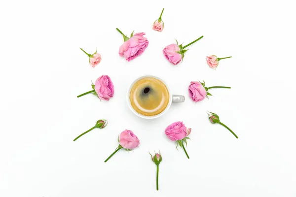 Prachtige bloemen en kopje koffie — Stockfoto