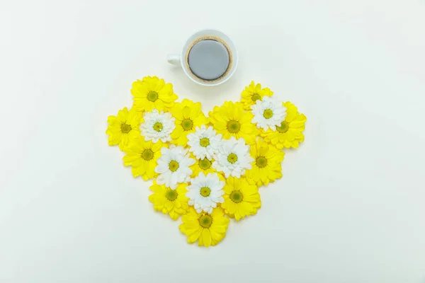 Beautiful flowers and cup of coffee — Stock Photo, Image