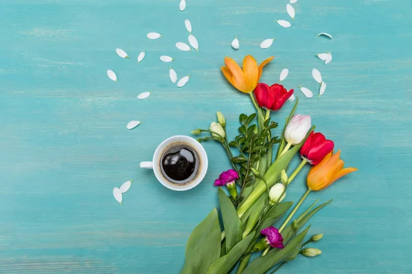 Gyönyörű virágok és csésze kávé — Stock Fotó