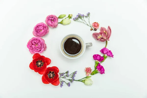 De belles fleurs et une tasse de café — Photo