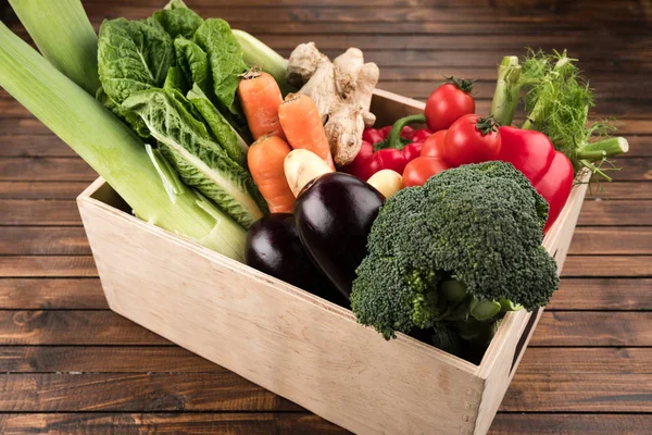 Verduras frescas de temporada en caja - foto de stock