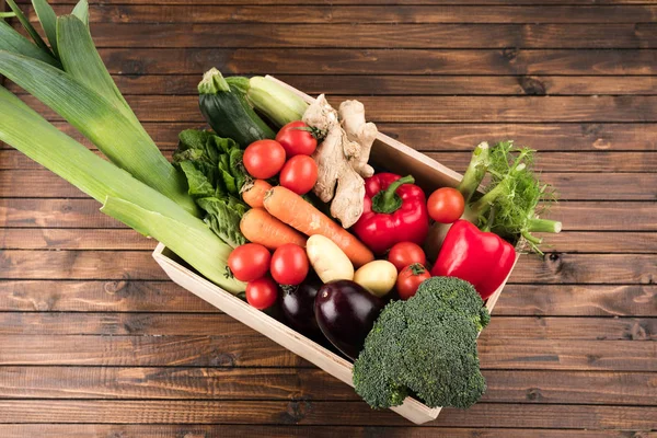 Verduras frescas de temporada en caja - foto de stock