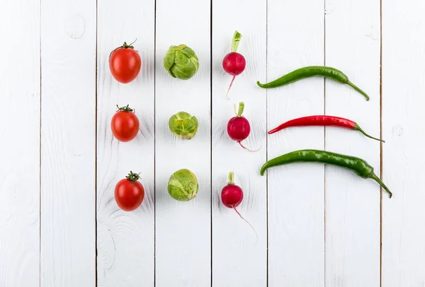 Verduras de temporada en filas - foto de stock