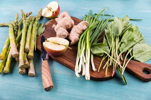 Légumes frais et pommes — Photo de stock