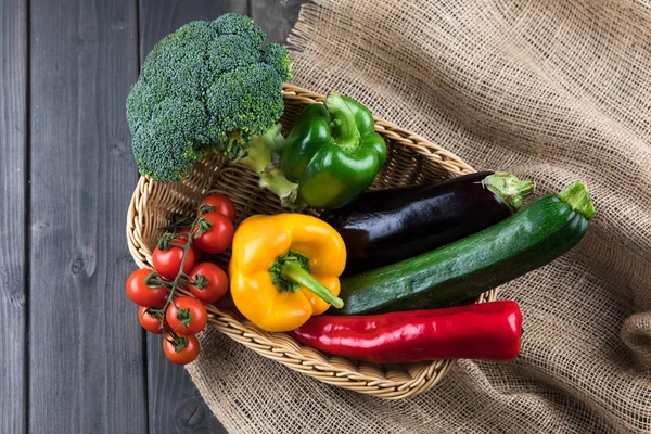 Verduras frescas en cesta - foto de stock