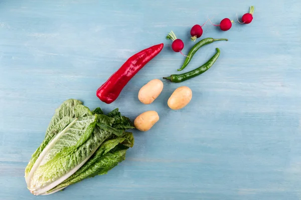 Verdure fresche sul tavolo di legno — Foto stock