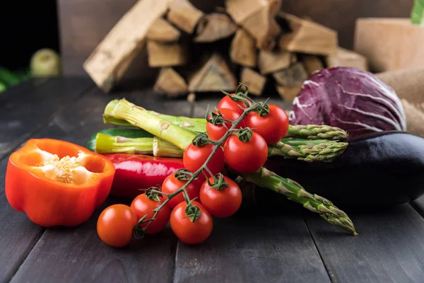 Verduras frescas en mesa de madera - foto de stock