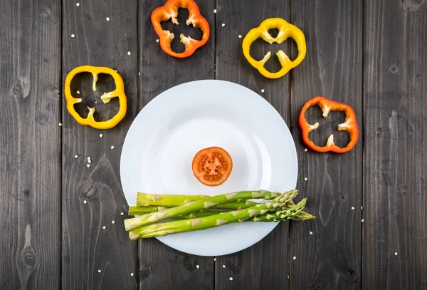 Verduras frescas en plato - foto de stock