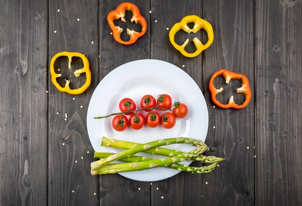 Verdure fresche sul piatto — Foto stock