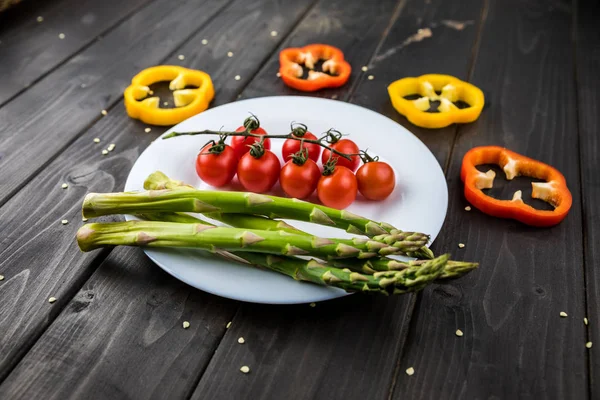 Verduras frescas en plato - foto de stock