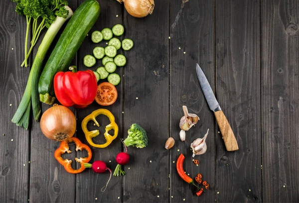 Verduras frescas y cuchillo - foto de stock