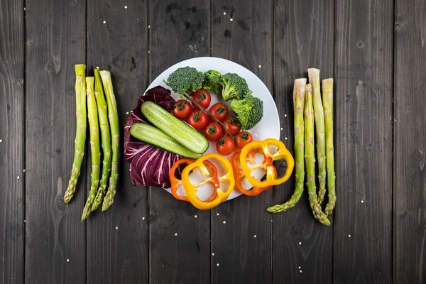 Verduras frescas en plato - foto de stock