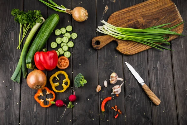 Verduras frescas y cuchillo - foto de stock