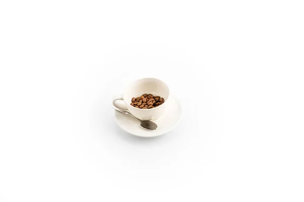 Grains de café dans une tasse de café — Photo de stock