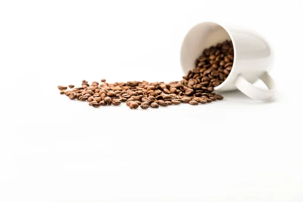 Grains de café dans une tasse de café — Photo de stock