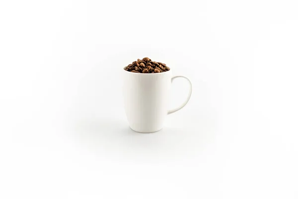 Granos de café en taza de café - foto de stock