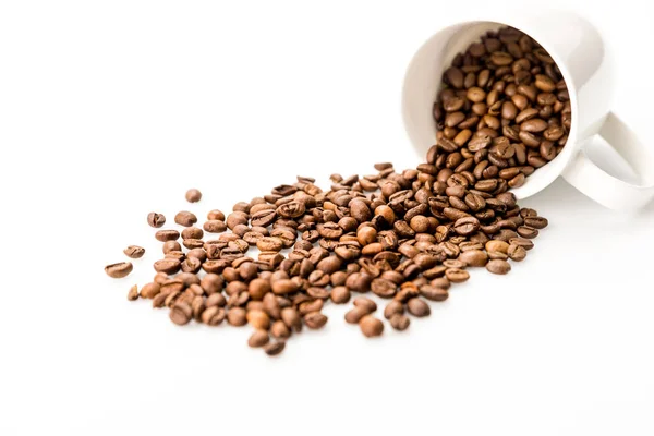 Кавові зерна в чашці кави — стокове фото
