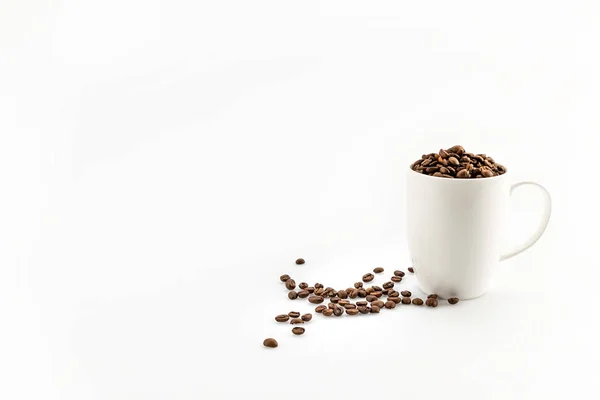 Granos de café en taza de café - foto de stock