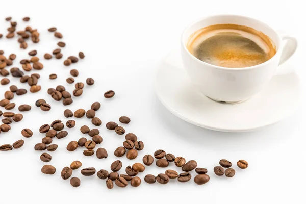 Кофейные зерна и чашка кофе — стоковое фото