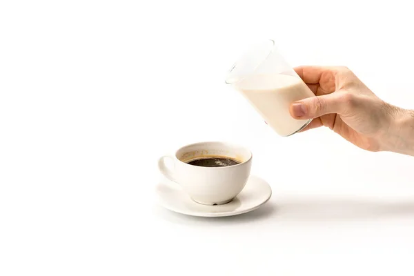 Milch in Tasse Kaffee gießen — Stockfoto