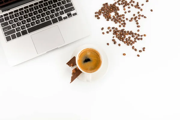 Cup of coffee and laptop — Stock Photo