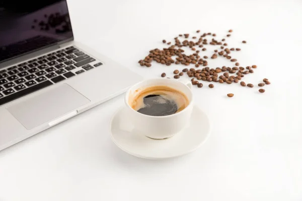 Taza de café y portátil - foto de stock